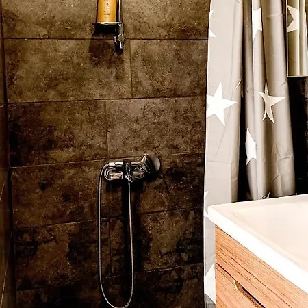 5 Mins To Airport Private