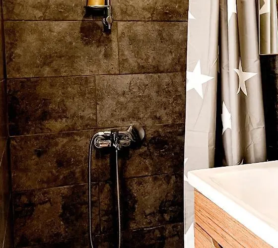 5 Mins To Airport Private